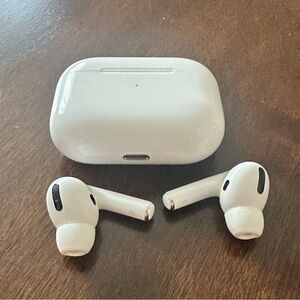 Apple AirPods Pro -1st Generation w/ MagSafe Case - Excellent Condition
